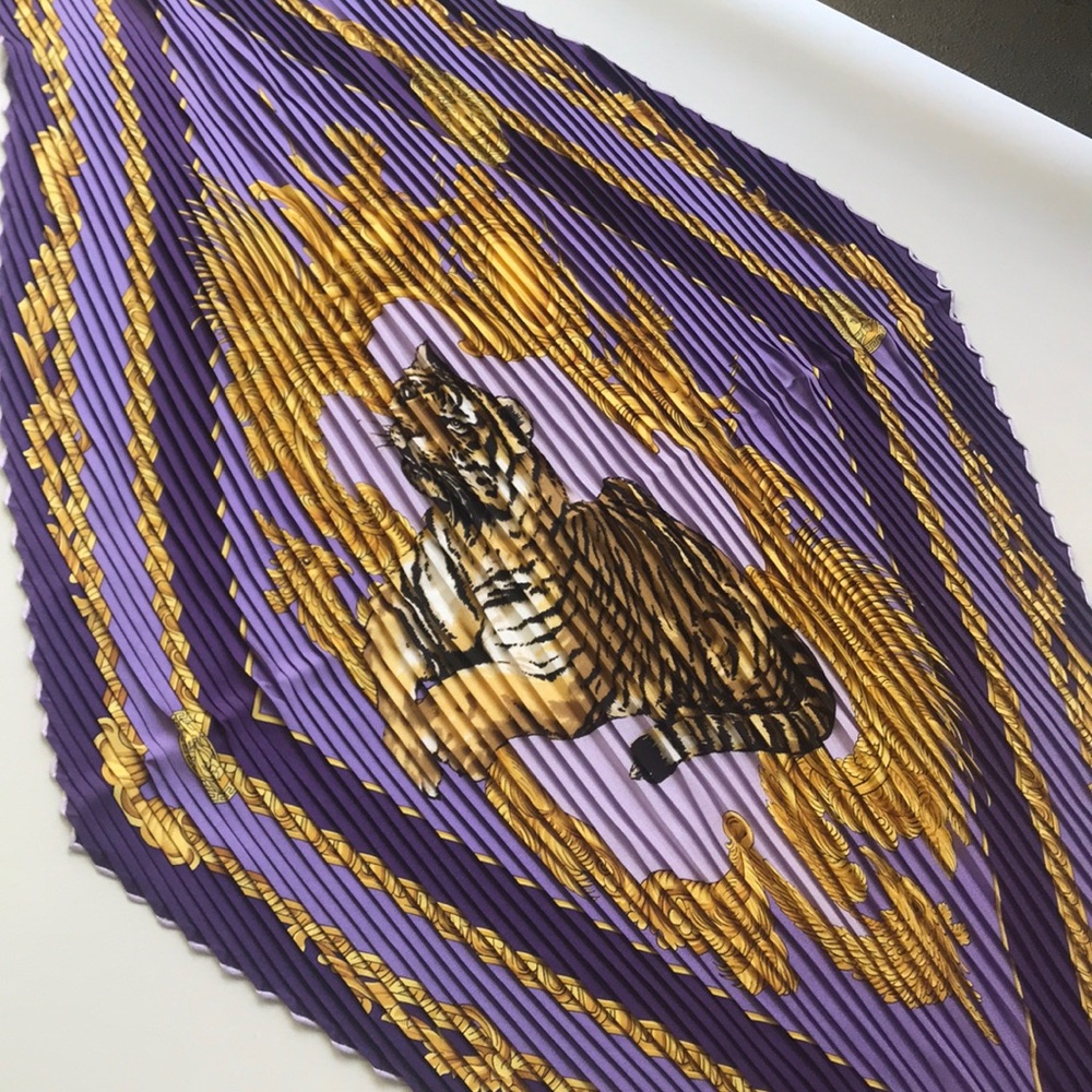 Original and unique Versace pleated silk scarf - Picture 3 of 4